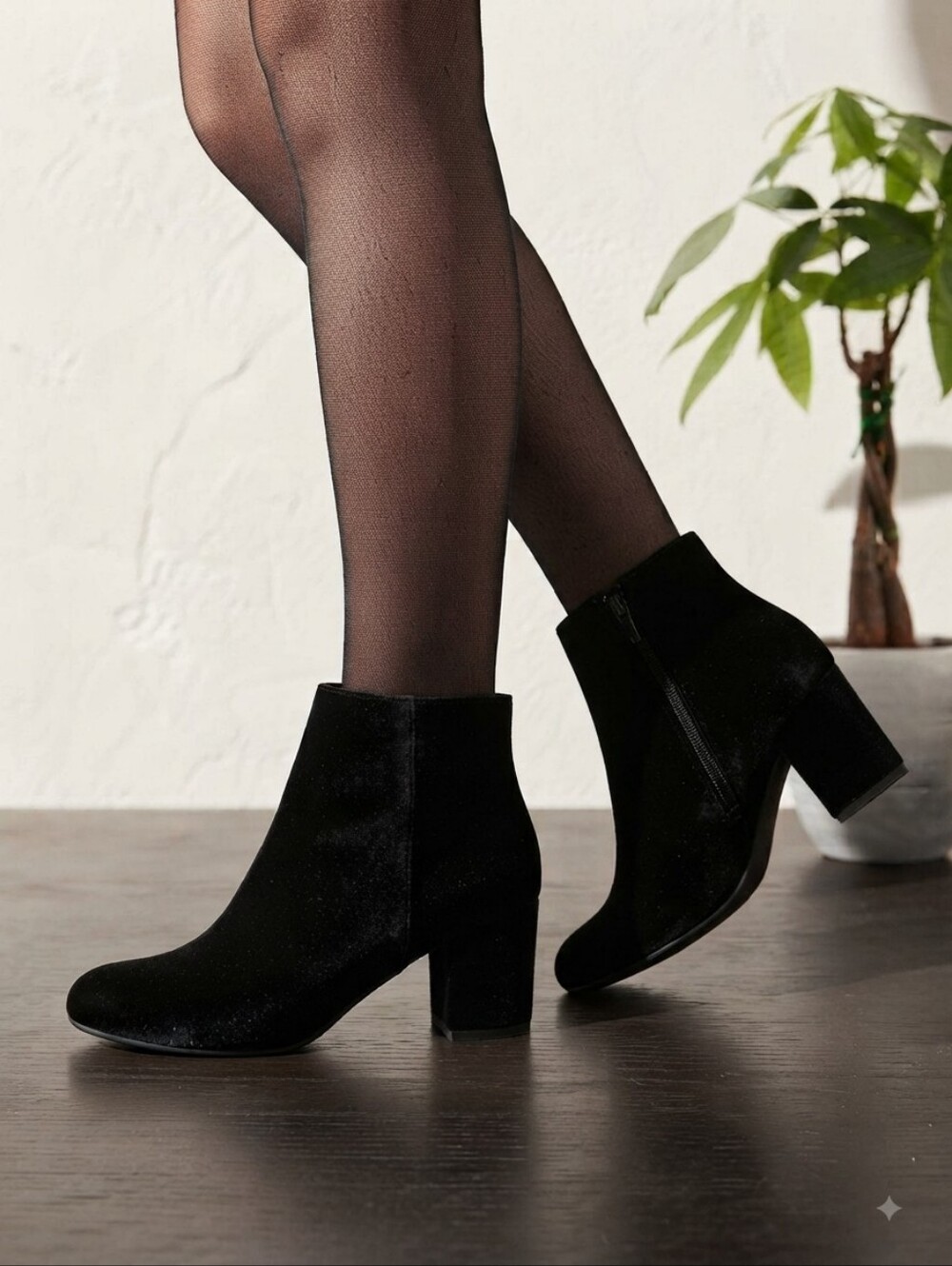 Earthies “Apollo” Black Velvet Ankle Boots Women’s Size 9.5